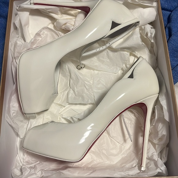 Authentic Christian Louboutin (red bottoms)  size 38.5 equivalent to 8.5 - Picture 3 of 3